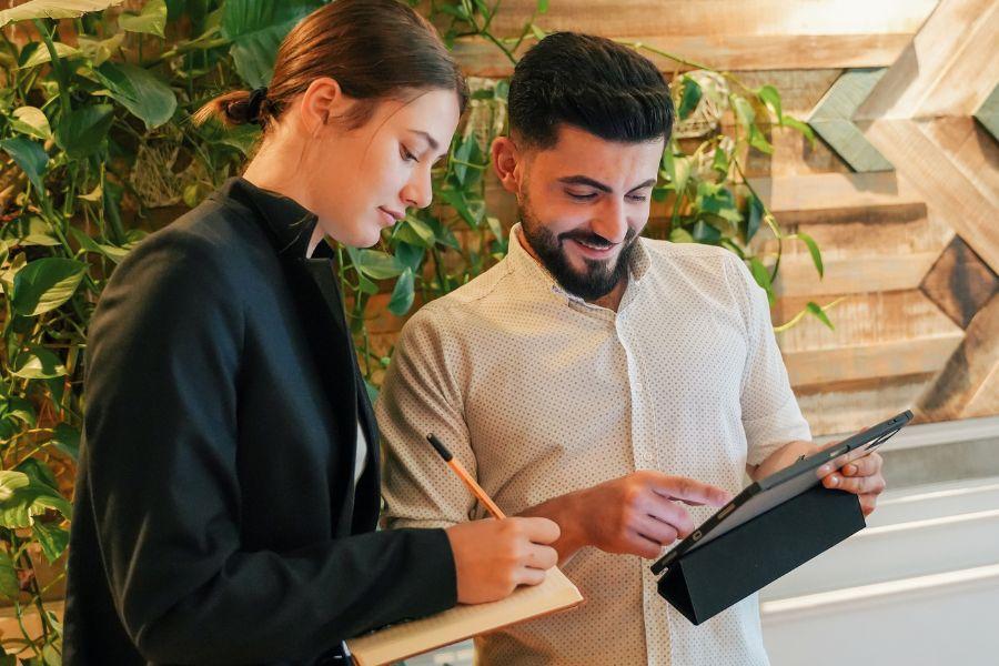 Lee más sobre el artículo Taza de acero y bambú: El regalo corporativo eco-friendly para sorprender a tus empleados esta Navidad