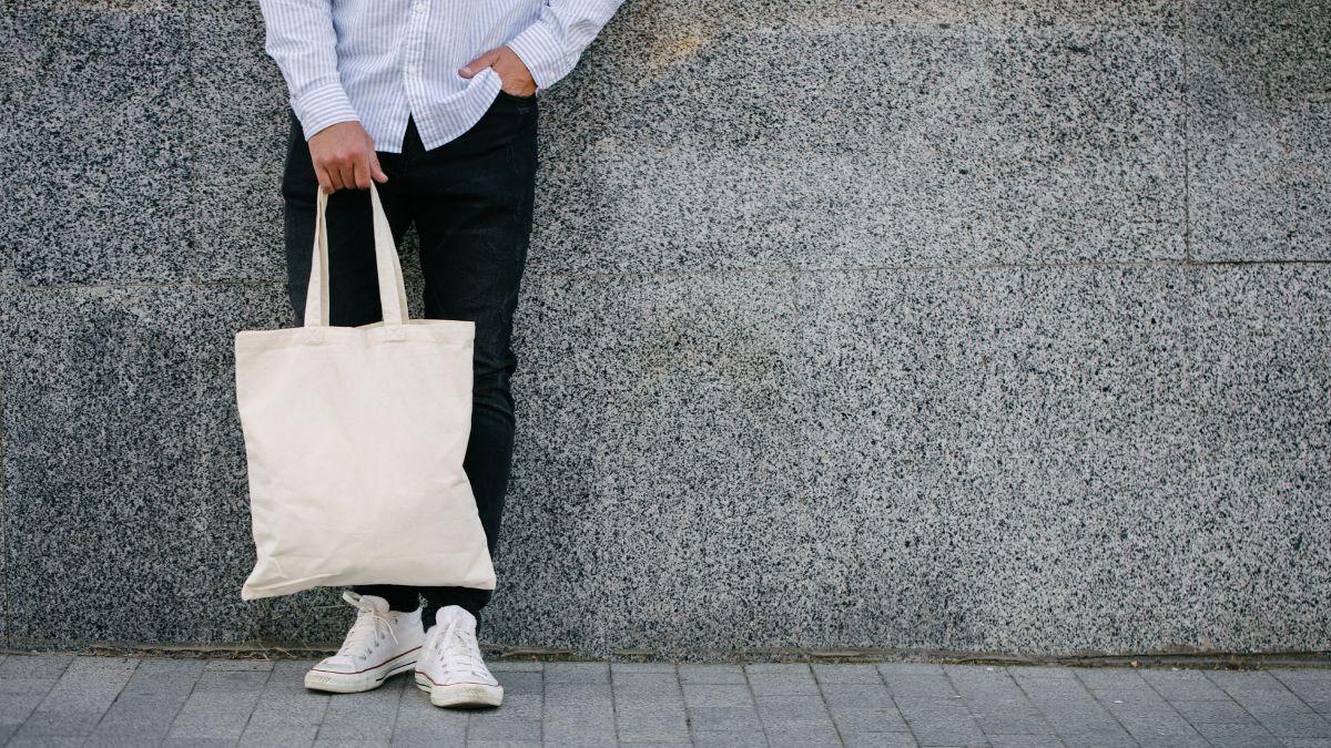 chico con bolsa de tela