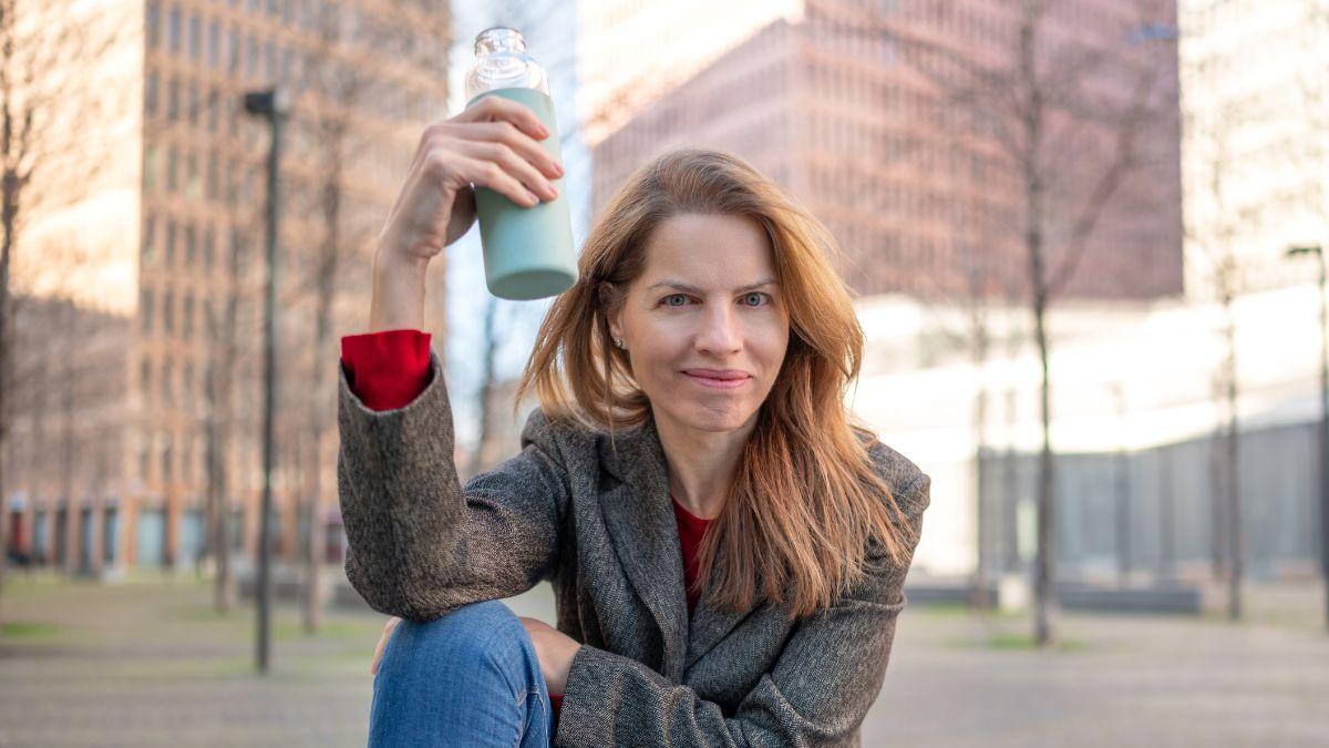 chica con botella reutilizable
